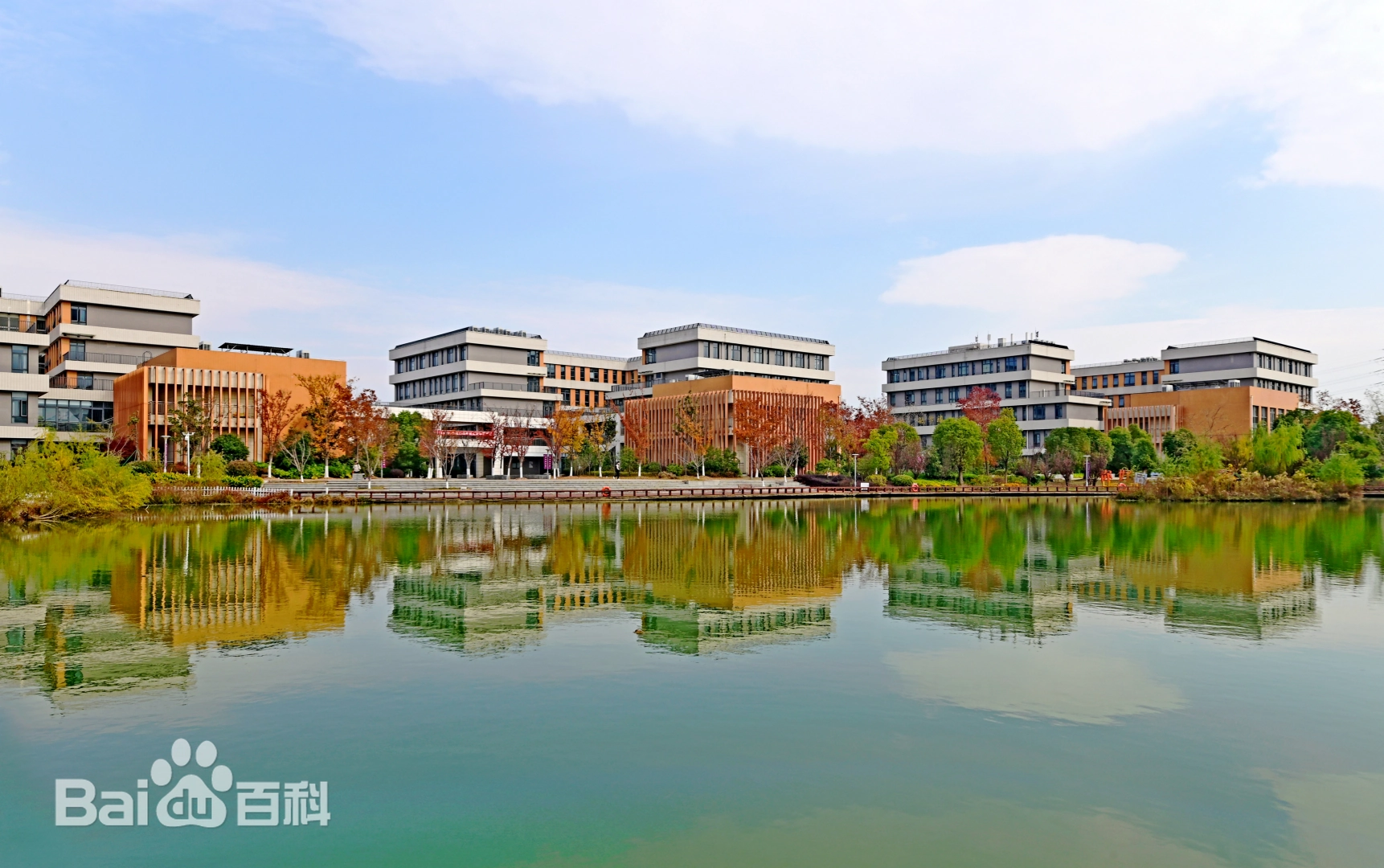 无锡学院明湖湖畔与校园景色